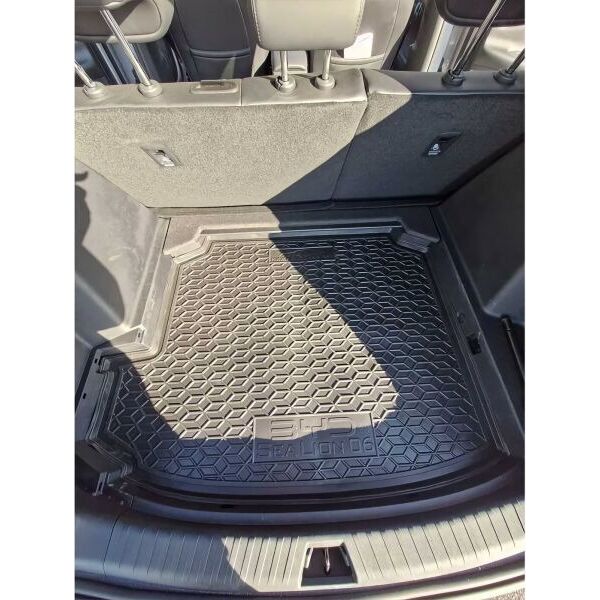 Автомобильный коврик в багажник BYD Sea Lion 06 2025- нижняя полка №1 (AVTO-Gumm)