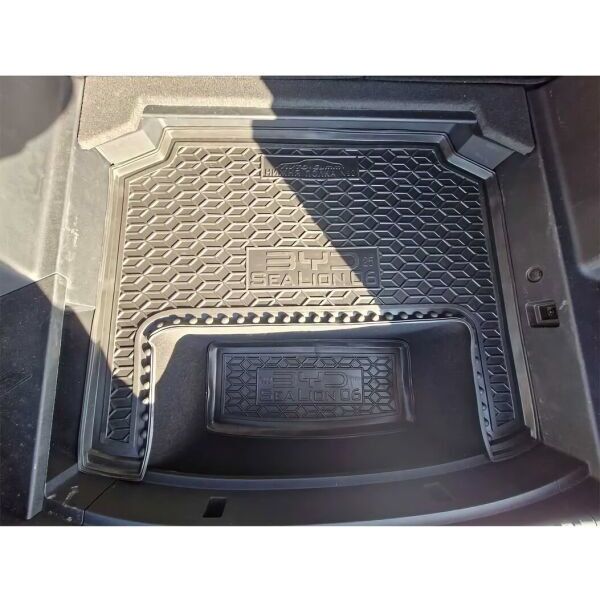 Автомобильный коврик в багажник BYD Sea Lion 06 2025- нижняя полка №2 (AVTO-Gumm)